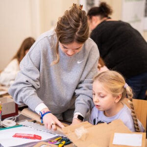 Familijne warsztaty ekorecyklingowe w Bibliotece Głównej. Dzieci wraz z rodzicami stworzyły lampiony