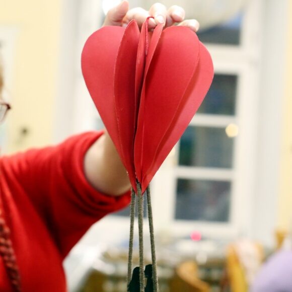 Papierowe Love. Upominki od serca powstały z materiałów nadających się do recyklingu